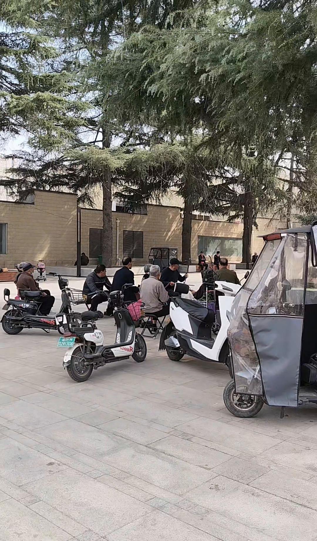 这位女士入睡时，必须紧握防身电击器才能安心，而她的丈夫则习惯将双手放在她胸前，这