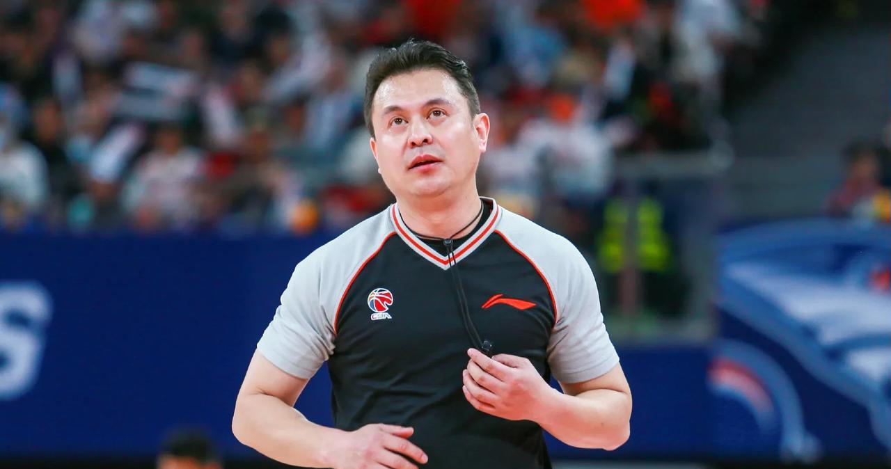 CBA金哨裁判段铸吹罚太精准，胡明轩最后发球确实是5秒违例，杜大帅赛后没必要不依