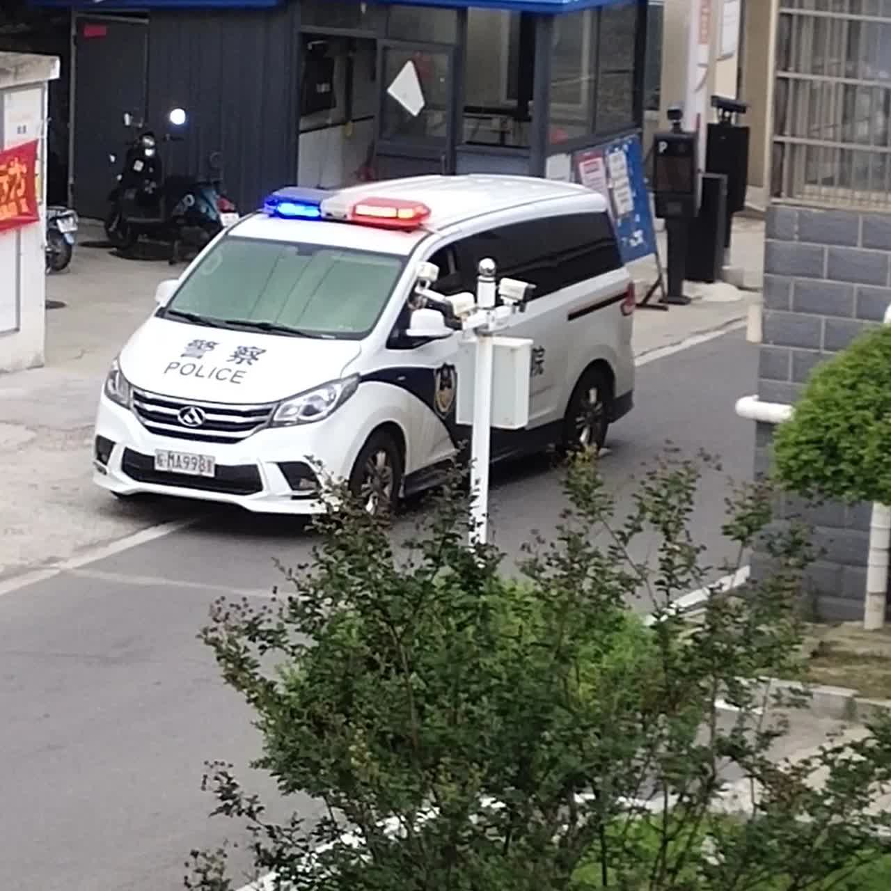 警车又来了！

小区内时不时地会有警车悄悄潜入。

为啥呢？告诉你，我们