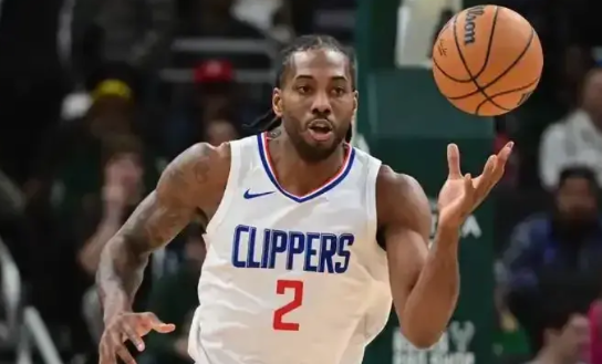 NBA官方真是太把快船球星伦纳德当回事了！今天NBA官方公布了新赛季西部联盟十大