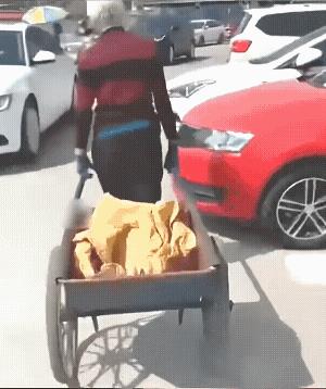 老太太拉着车子刮蹭了红色轿车，视频中刮擦声长长的刺耳，此时此刻，老太太的埋怨声也