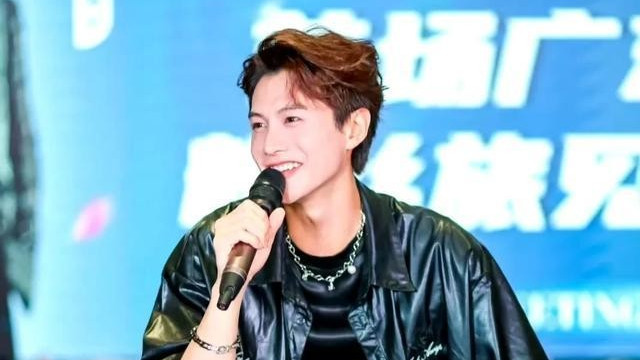 何健麒千字发文后，首次直播回应来了，居然也说了于正换角色！