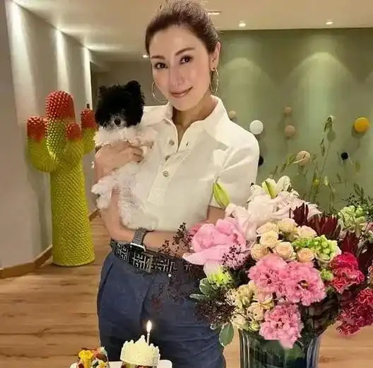 李嘉欣54岁生日状态佳











不敢相信！54岁的李嘉欣还能这么美