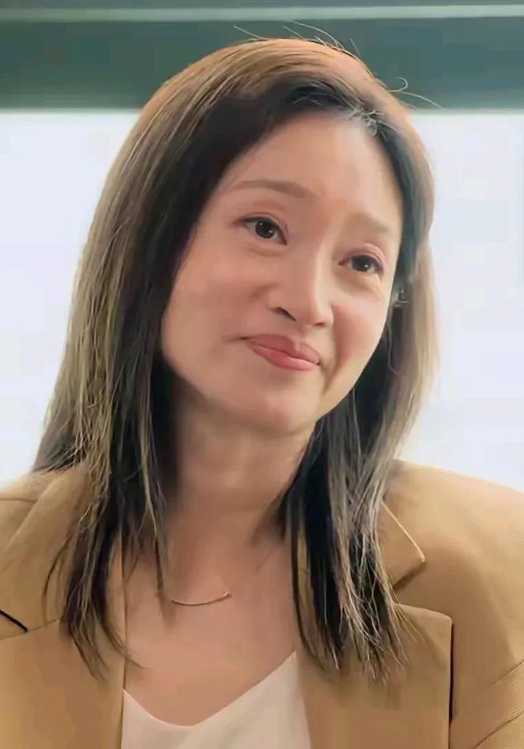 朱亚文爱妻沈佳妮和佟大为“好上了”
在《我的后半生》里…
“佟大为”夹在“梅婷”