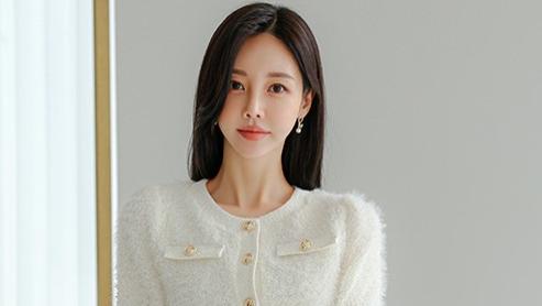 宫中佳人如嫦娥，月下起舞伴仙乐，云母屏风烛影深，玉颗珊珊下月轮