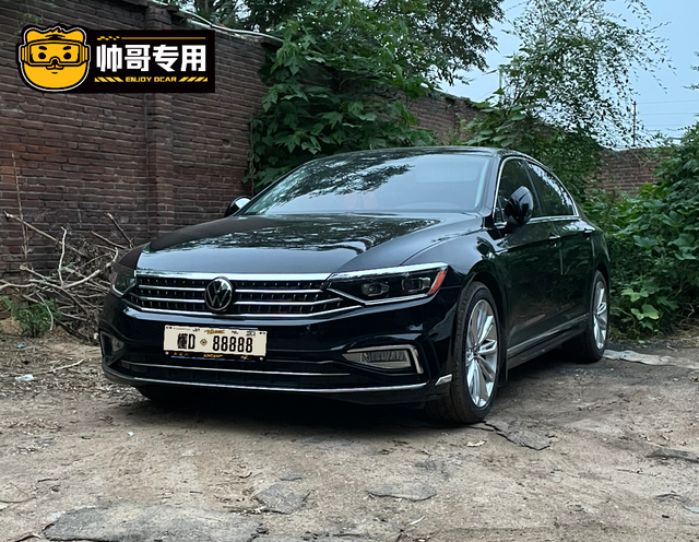 就问你帅不帅
前脸改成380，轮毂改成海外版，轮胎换成米其林，小红眼换成银色灯泡