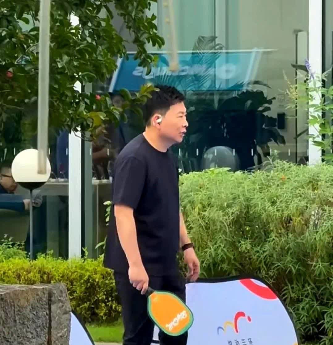 6月3日，偶遇余承东打球！

余总真的很接地气很活泼啊，最新活动广告拍摄现场