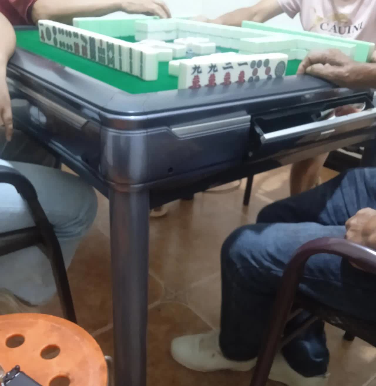 开个逼麻将馆，老板最好不要上场凑场子，
今天晚上，来了三个人，非要打晃晃，别人