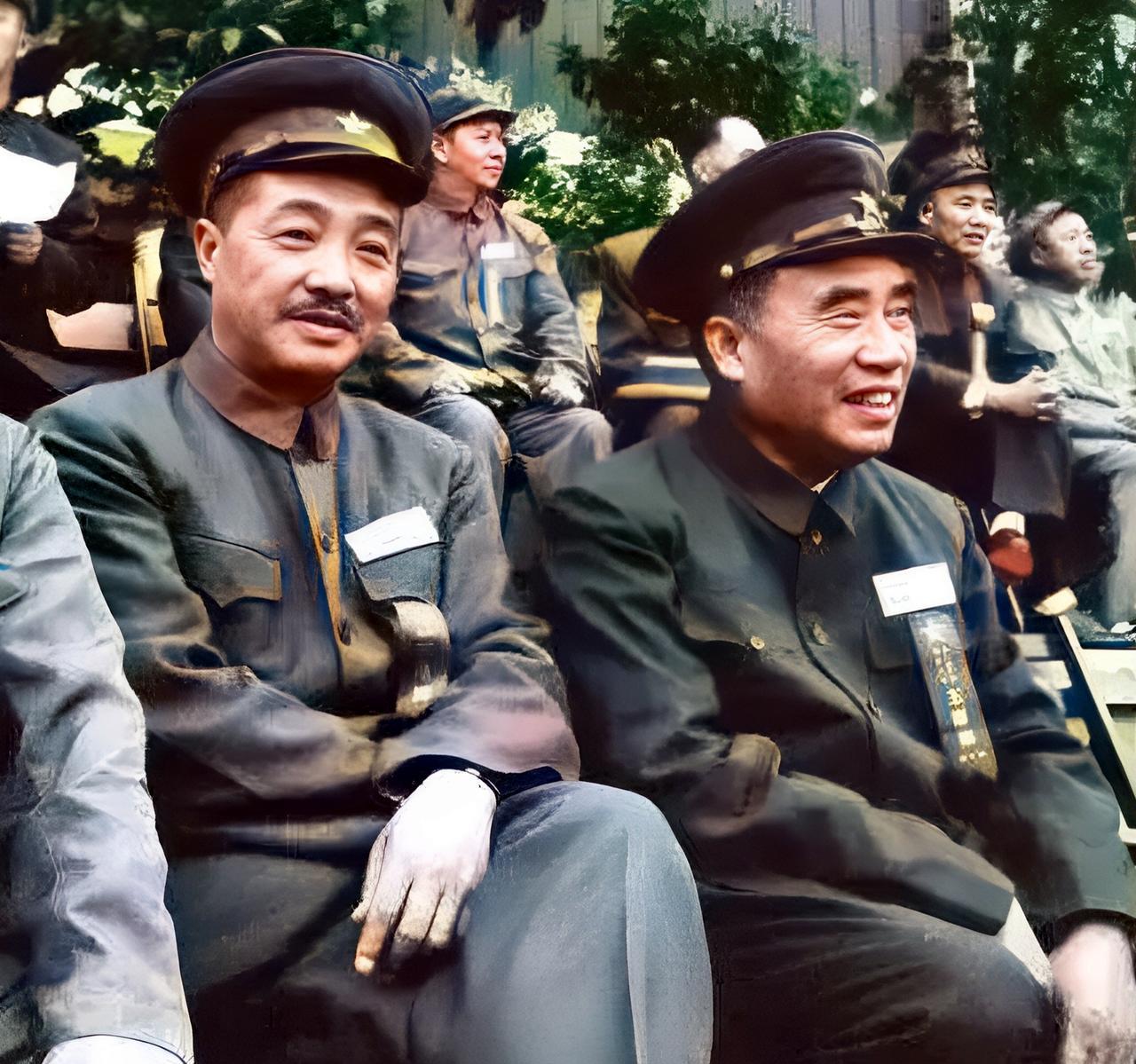 这是朱老总与贺老总在八一建军节二十五周年的体育运动大会上。在革命生涯中，两位老总