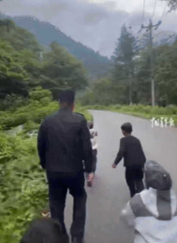 小孩哥火了！西藏，几个小男孩冲进了派出所，民警以为他们想要寻求帮助，不料小孩说他