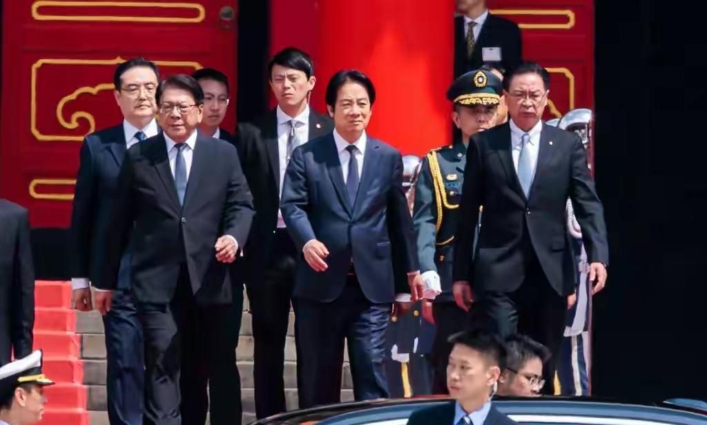 赖清德表态93阅兵：不拿枪杆子纪念和平，台岛议员无情打脸。
就在我们进行盛大阅兵
