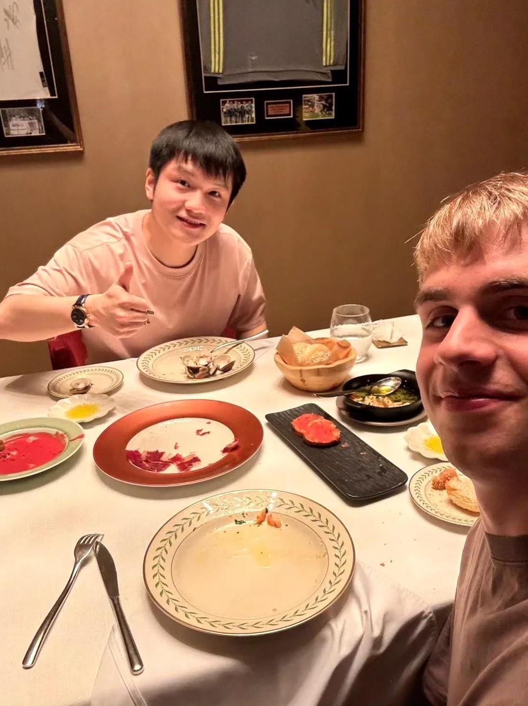 樊振东巴黎赢了小莫，更赢得了小莫的心！
他们约了个饭，在两人奥运会金牌、银牌一周