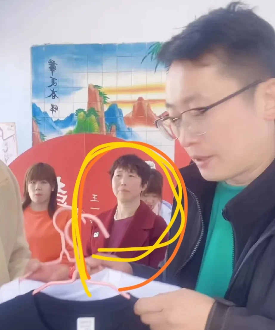农哥定亲仪式后直播带货











我的天哪！这直播间简直炸开了锅！聪