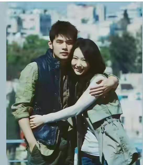 当年周杰伦还是很帅的，很好奇的是搂着的那个美女是谁，你们看看你们认出来了吗？