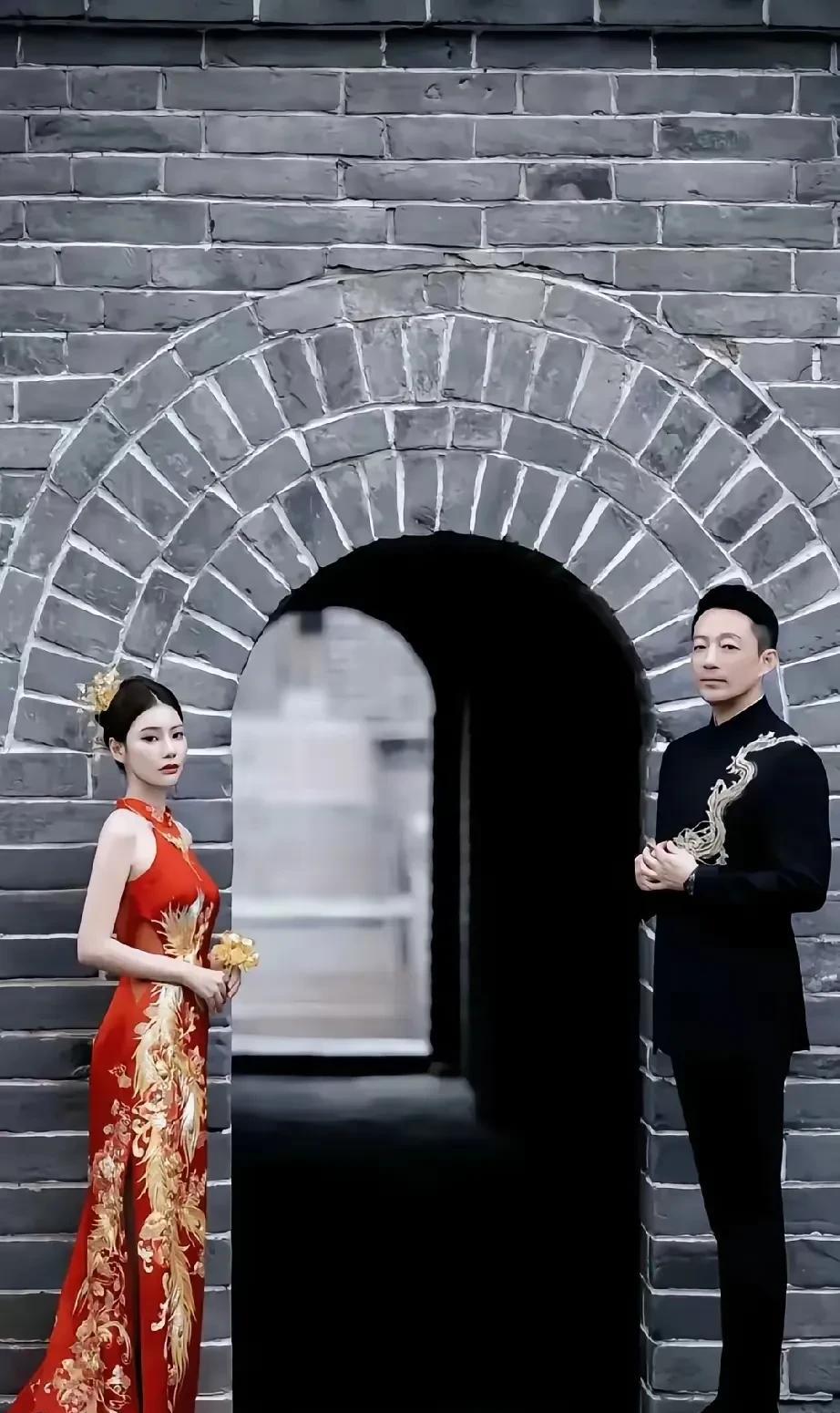 汪小菲和马筱梅两人
只是补办个婚礼而已
就前有狼后有虎的跟着追莎
前夫哥在婚礼前