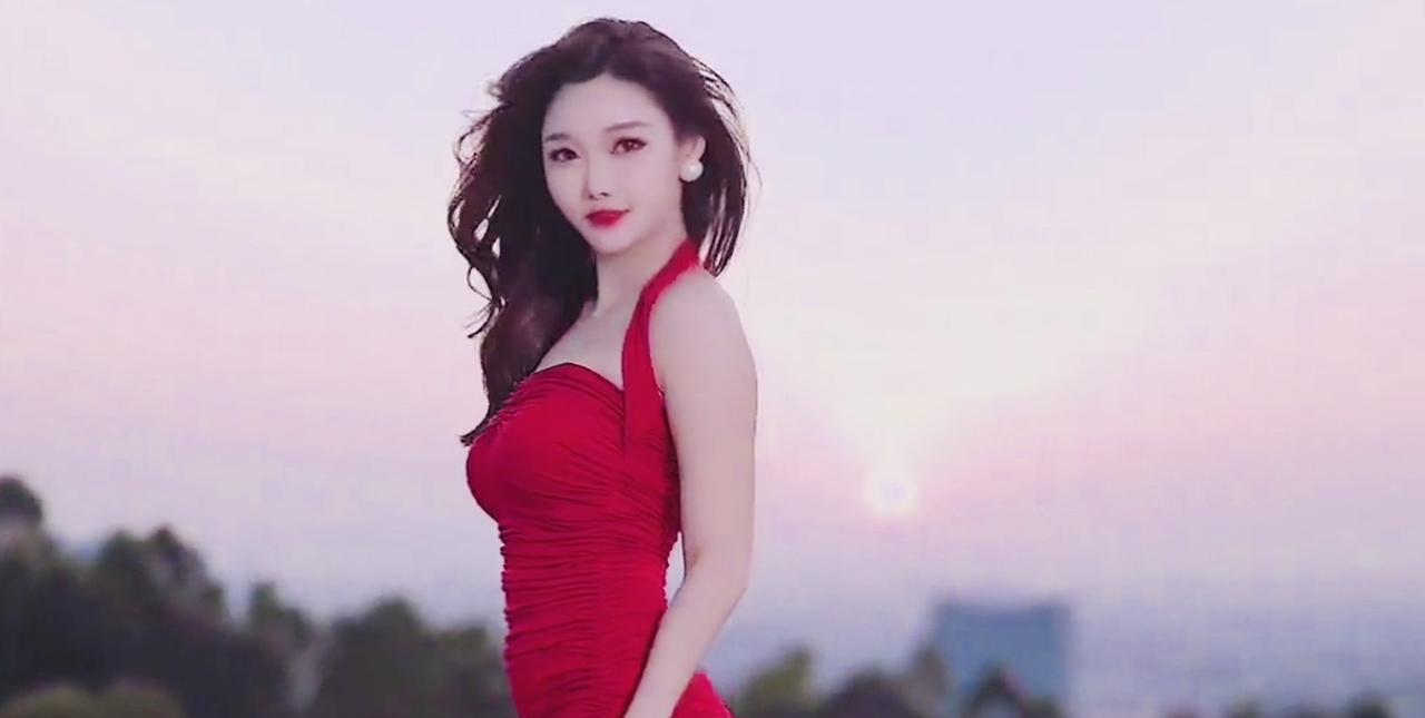 最近，网红雅典娜的做法，给出了大龄剩女要走的一道路。
雅典娜是36岁，属于大龄剩