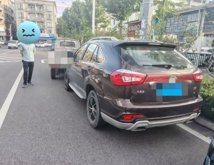 温州​轿车“走神”酿事故 原因竟是手刹没拉

近日，龙湾沙城大街发生一起令人啼笑