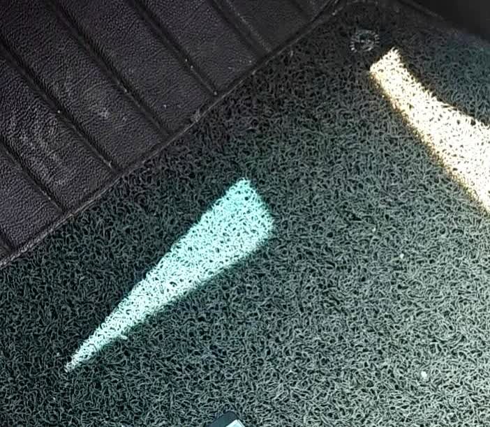 昨天下午开车感觉怠速的时候有点抖，就把车开到了附近修理厂，车上架子修理师傅看了看