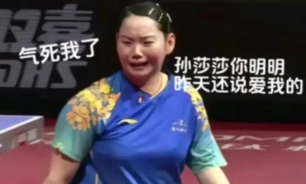 比赛结束，佳佳却气鼓鼓的，俩姐妹瞬间开启了“哄人模式”。



佳佳嘟着嘴，一言
