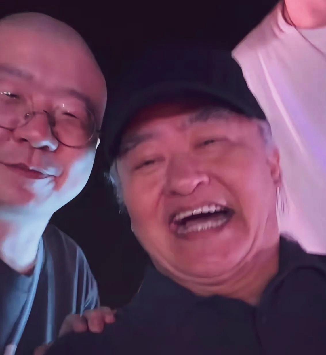 刘欢久违露面，老了变了，头发眉毛都白了！他开怀大笑，面相和善。看起来心情不错！#