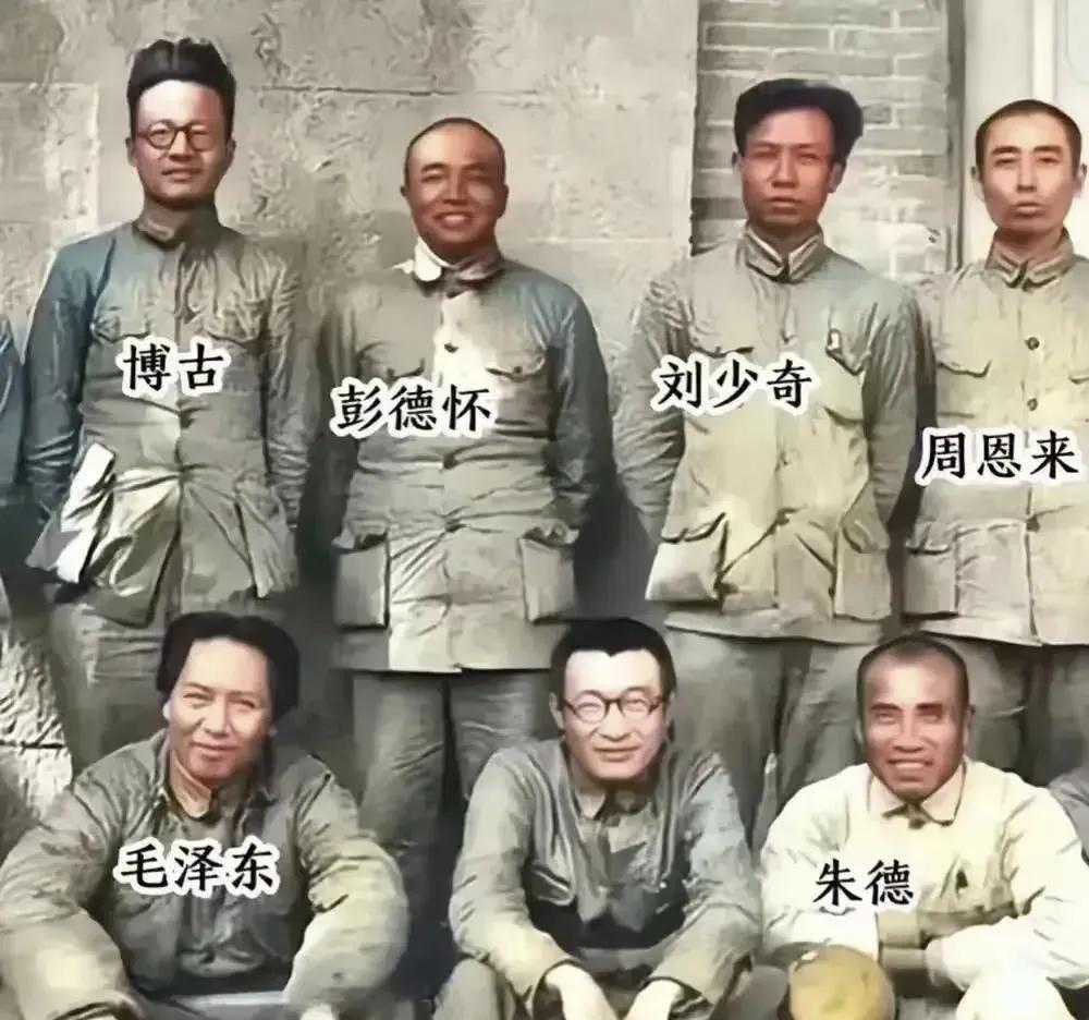 学党史跟党行，从这张照片看，在那个时代党的主要领导人都在里面。
前排毛泽东，朱德
