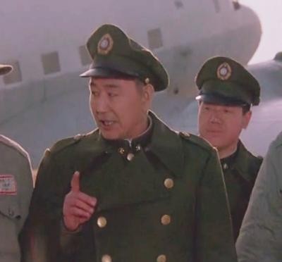 1948年12月，傅作义的王牌部队104军被解放军包围，军长安春山拔出手枪做出自
