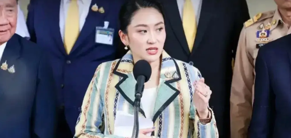 泰国总理佩通坦录音门自救成功后，除了下达关闭所有进入柬埔寨的过境点和加强对柬埔寨