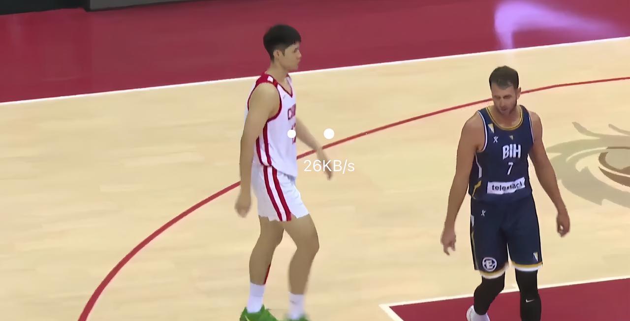 半场打完，中国男篮48比43暂时领先波黑男篮5分！
波黑男篮这个阵容明显比上一个