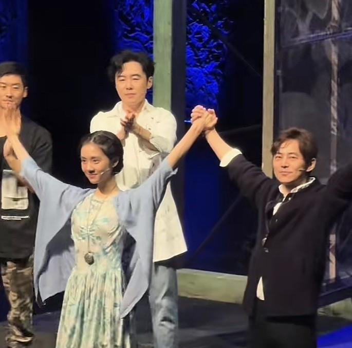近期，黄磊19岁的女儿黄多多与何炅共同出演话剧《水中之书》的消息，在网络上引发了
