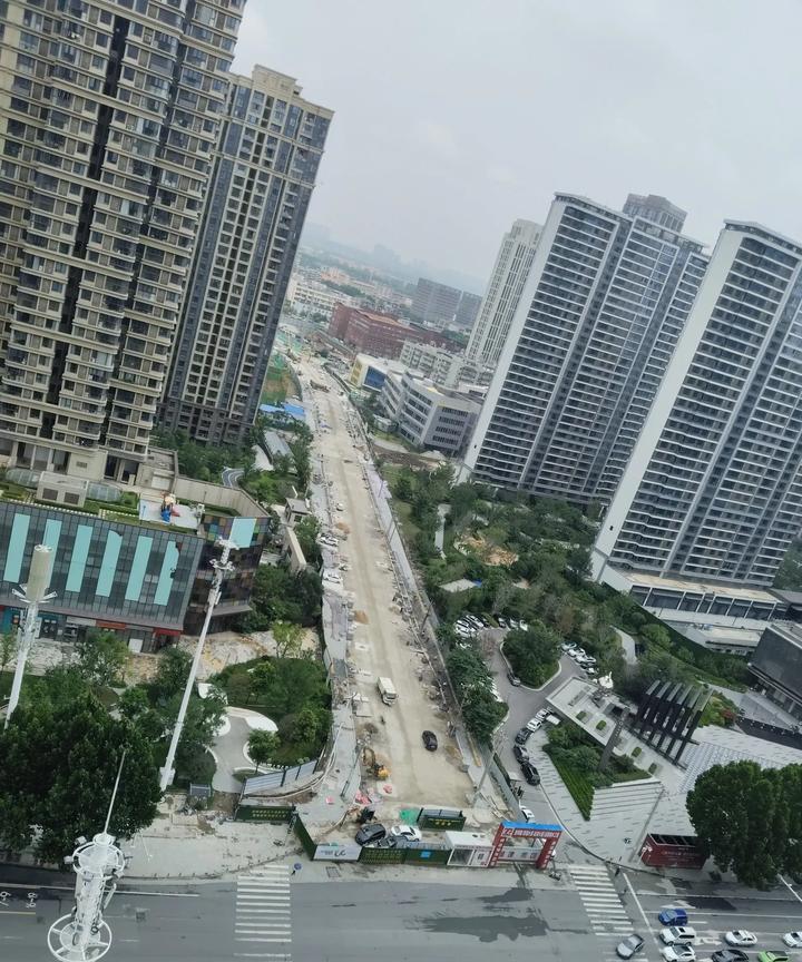 今日吉祥路延长线在铺设人行道地砖。#武汉# #江岸# #后湖街道# #新荣#