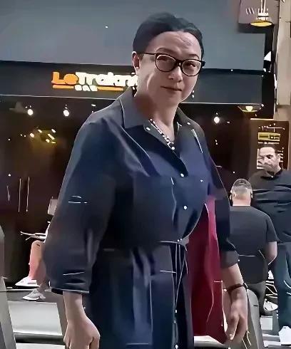 金星大哥现在除了这一身皮是女装外，全身上下看不出女人的特点，反而是男子汉气概十足