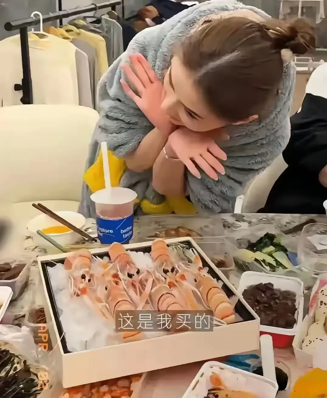 何超莲在家吃外卖。