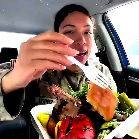 美军伙食好原来是送命饭











一个美国女兵在网上炫耀，说自己每月
