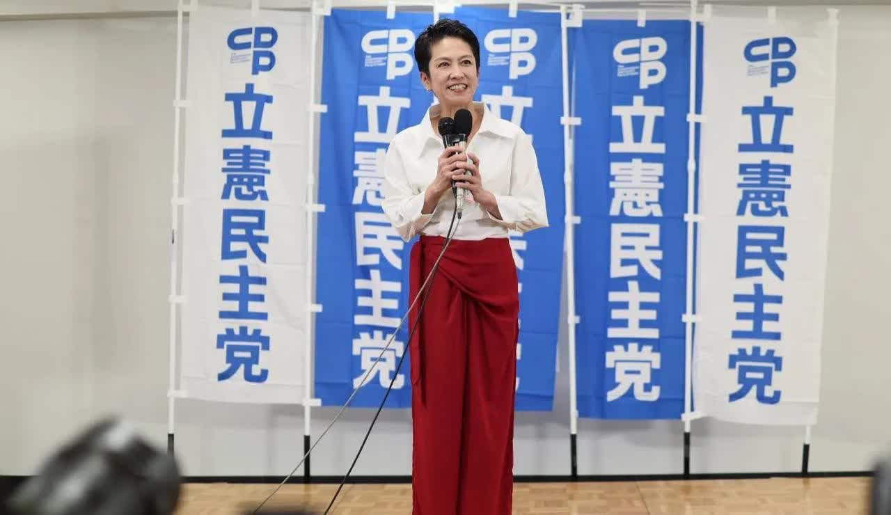 日本立宪民主党的莲舫在夺得参院比例代表议席后开瓜庆祝[大笑]