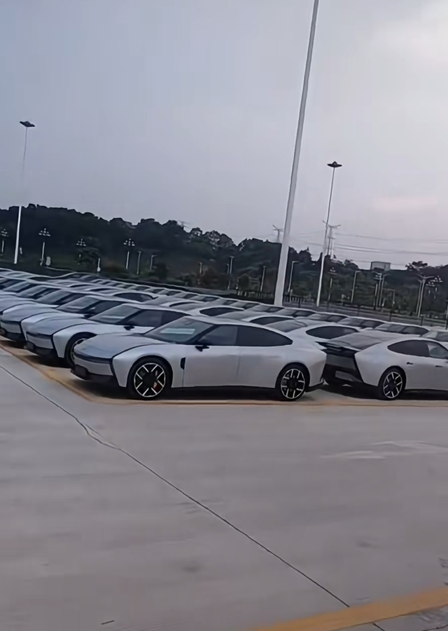 车头和车侧色差有点大啊
不知道是不是故意这么设计的