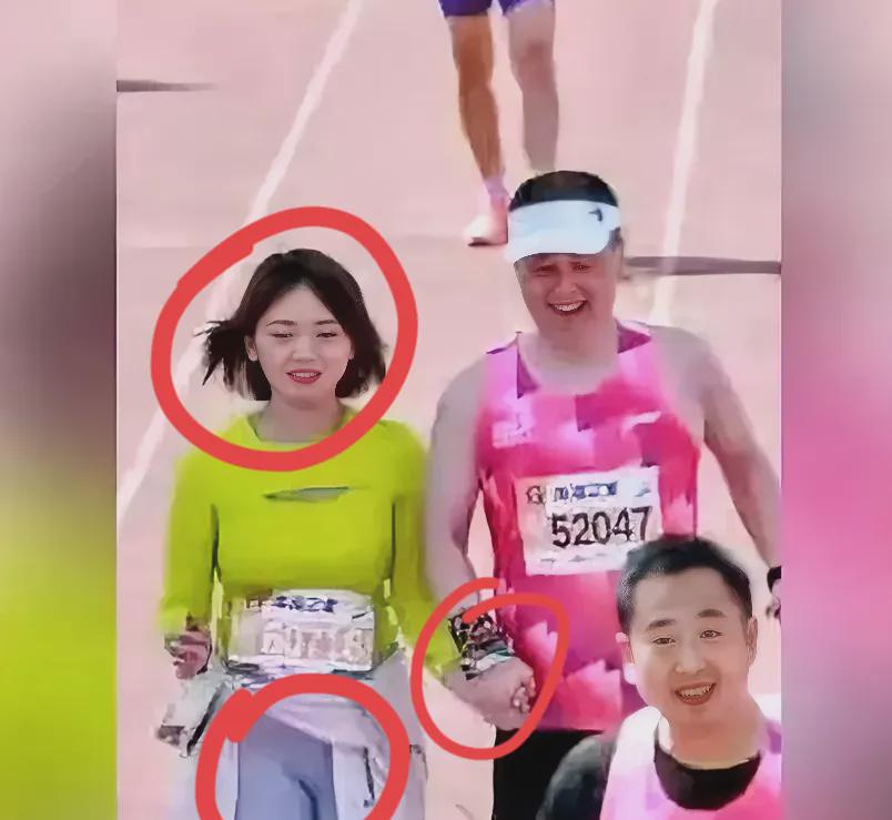 无锡马拉松赛，细致的网友发现了三个细节！

首先，这位女孩穿着浅灰色紧身裤，