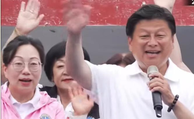 放炮庆祝！傅崐萁胜选扫街谢票
国民党团总召傅崐萁在确定“胜选”后，便偕同夫人花莲