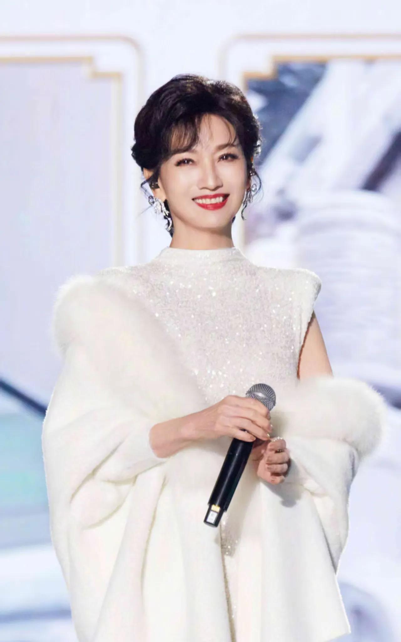 赵雅芝，1953年生于香港，祖籍河南开封。1973年香港小姐选美出道，代表作有《