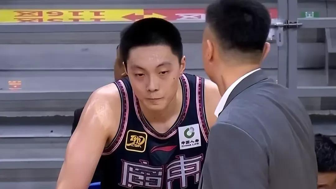 胡明轩赴美特训，在湖人队场馆训练，苦练1号位技术