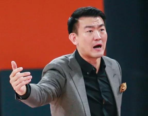 广厦队主场的罚篮今天太差了，裁判给了35个罚篮，只进了21个，罚丟了14个。而青