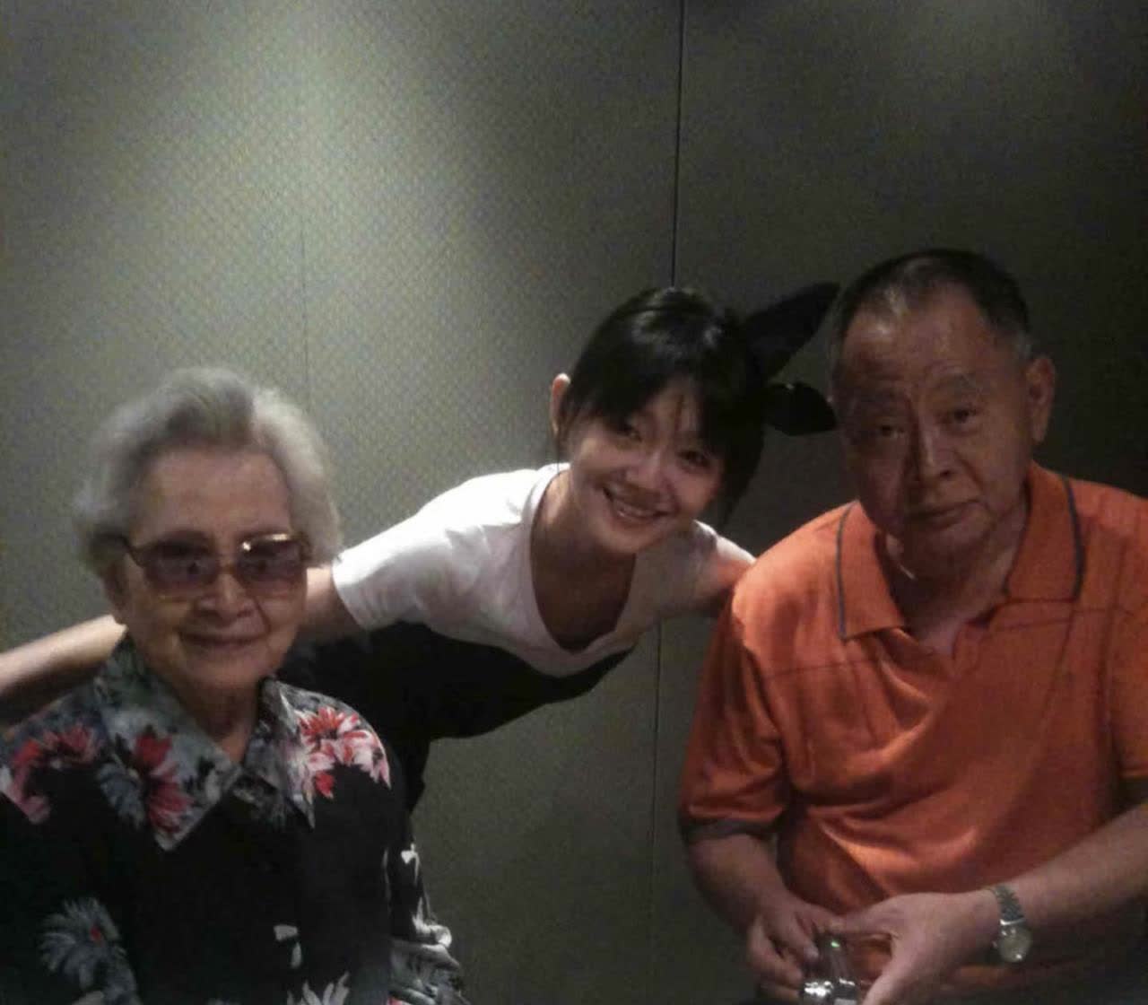 大s常常用“纸片人”形容女明星瘦，
她也常常以“纸片人”自称，
可这张照片真