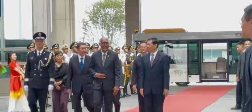 马尔代夫总统穆伊慈抵达北京
       据报道，8月30日下午，马尔代夫总统