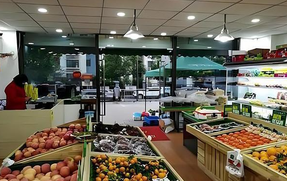 太离谱！湖南衡阳，水果店为了吸引顾客，搜索水果功效做成海报贴在店里，结果有人举报