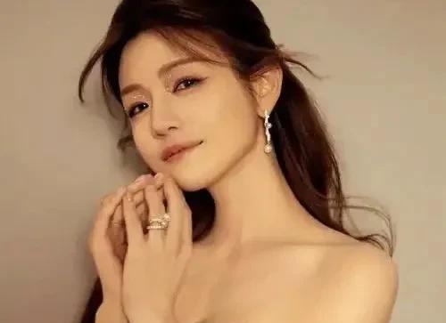 陈妍希玩得起飞？
最近有人拍到陈妍希和一位帅哥一起外出，狗仔还直接发文说“陈妍希