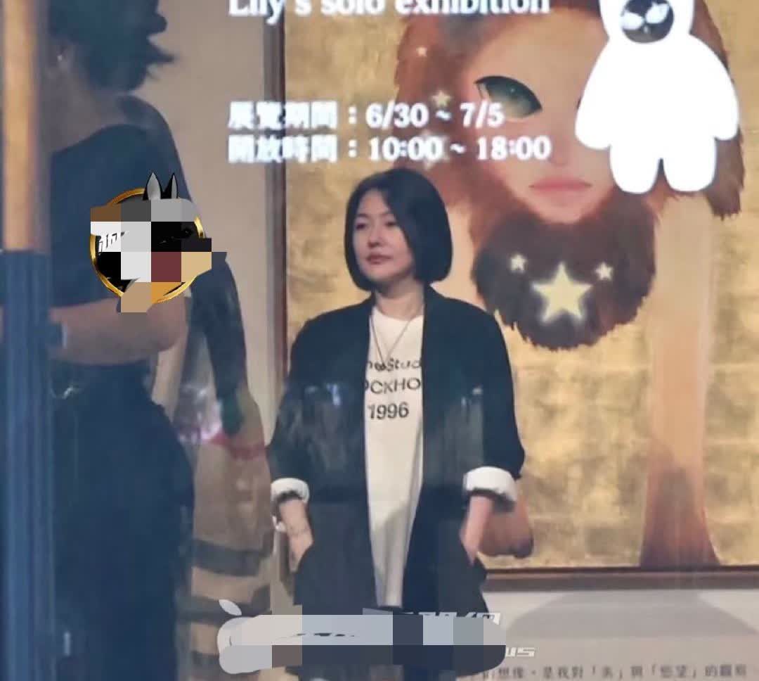 太出乎意料了！
小s竟然参加了二女儿lily的画展！小s牛仔裤搭配白t外面套了