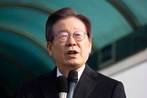 韩国总统候选人李在明：“若台海爆发战争，韩国是否会支援台湾？”
他回答道，“等外
