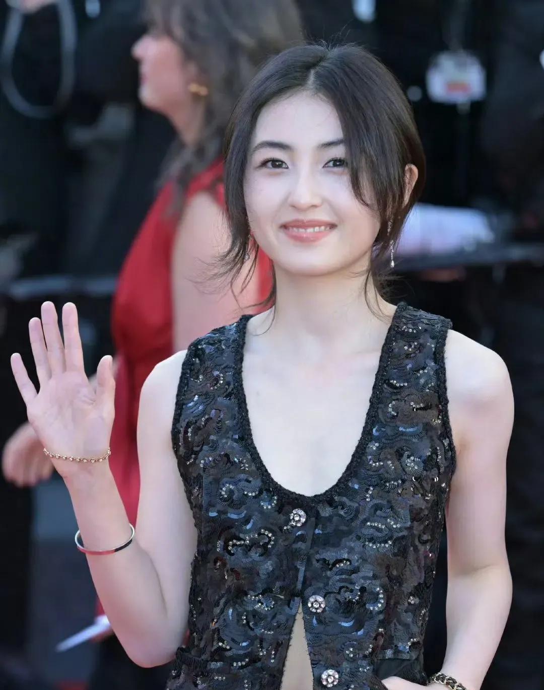 “香奈儿小公主”张子枫惊艳戛纳！穿马甲长裤走红毯，笑得好可爱
这次亮相戛纳，是她