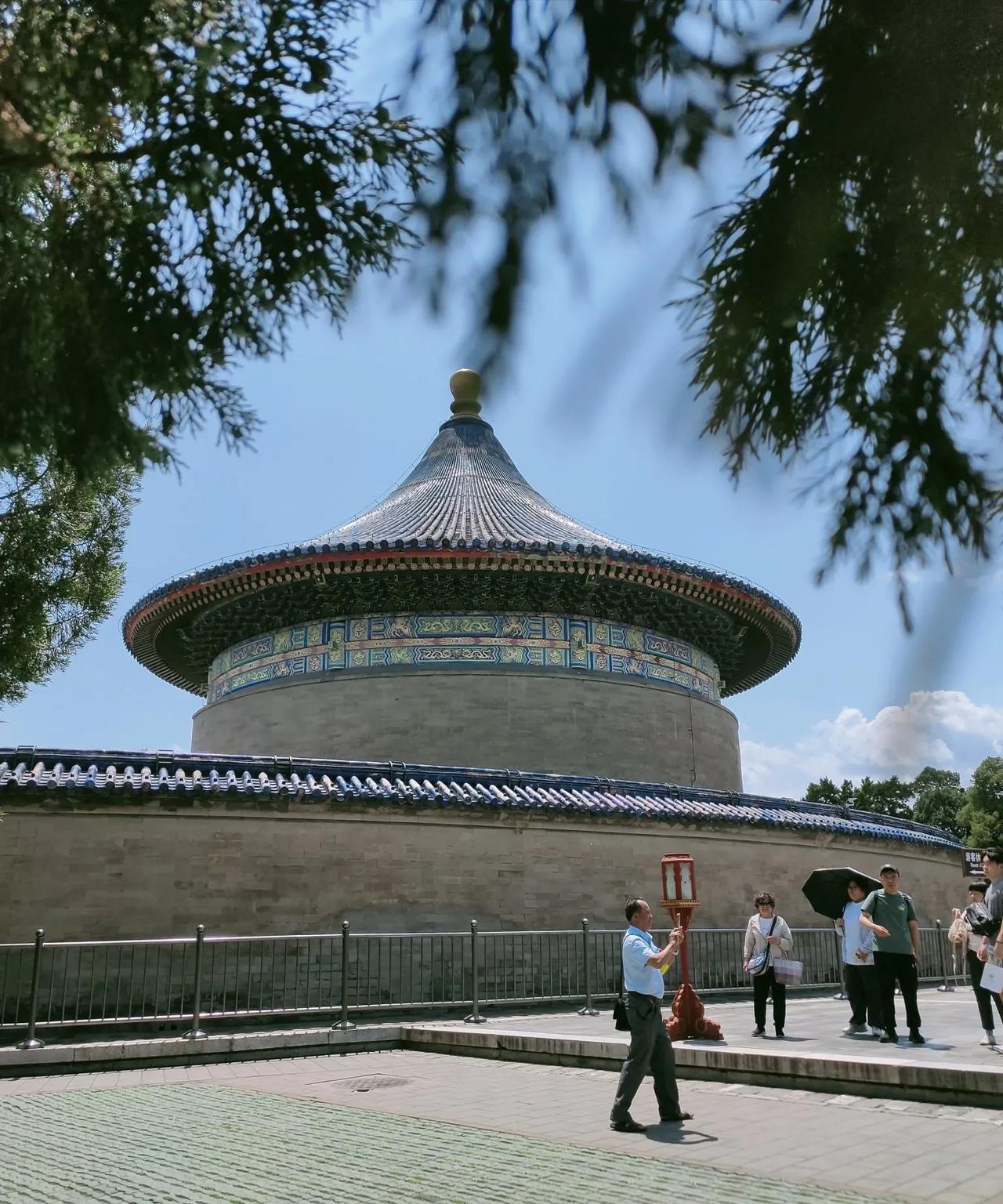 #晒图笔记大赛#
周日的天坛公园，夏日炎炎，从祖国各地四面八方来旅游的朋友们不惧