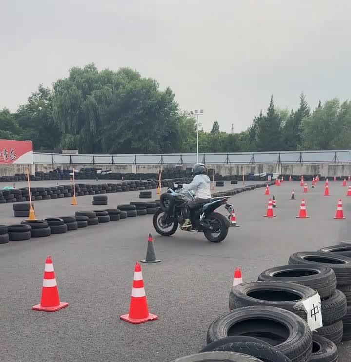 1米6女孩练习拉力。
来看看这个姐姐，岁数不小了，身高也不是很高，一米六。拿凯