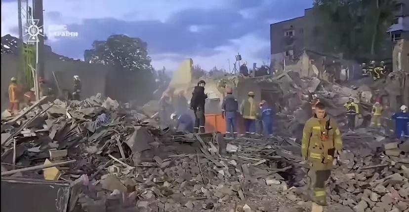 俄罗斯太狠了，把乌克兰基辅炸成这样了，就是几百年难遇的大地震也没有这么惨！
泽连